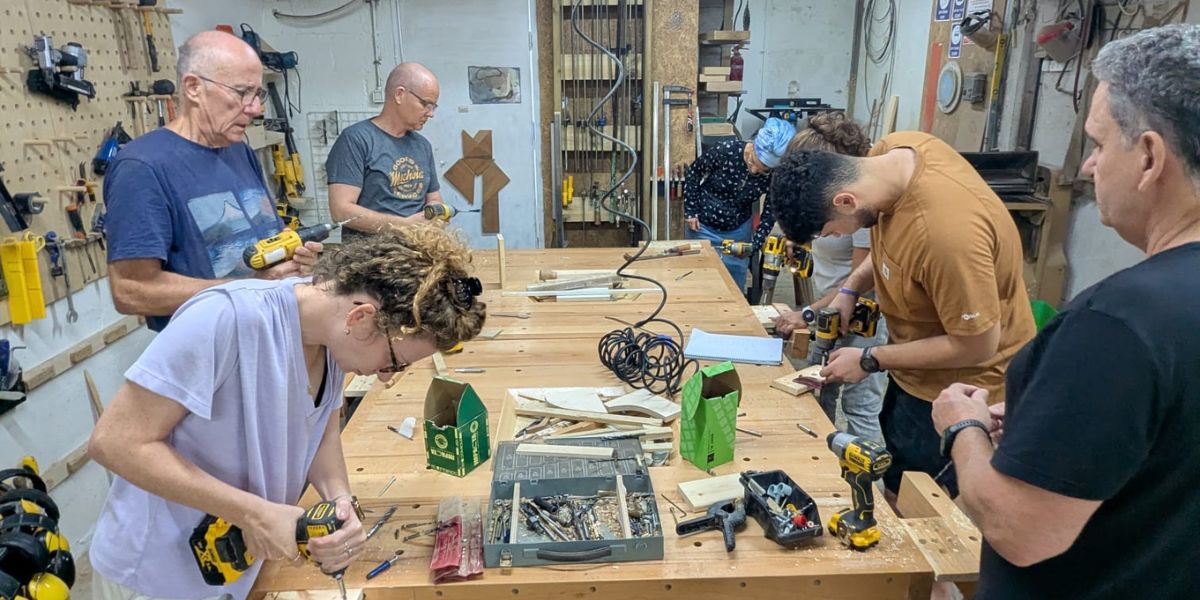 החוויה החברתית, איך קהילה תומכת ומדריכים מקצועיים מגבירים את תחושת השקט