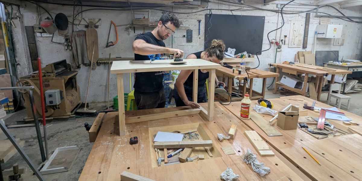 מה באמת קורה בסדנת נגרות זוגית?